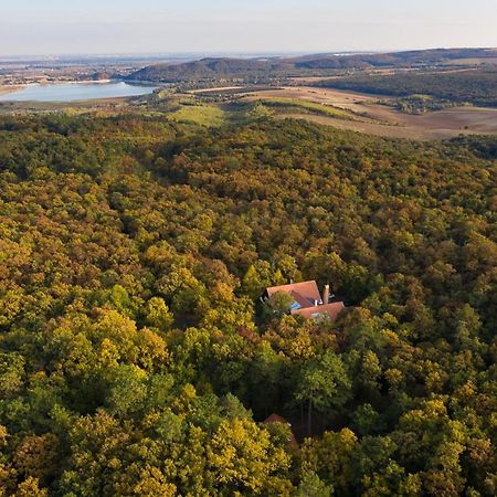 Zseri Vadaszhaz Fehérvárcsurgó Buitenkant foto